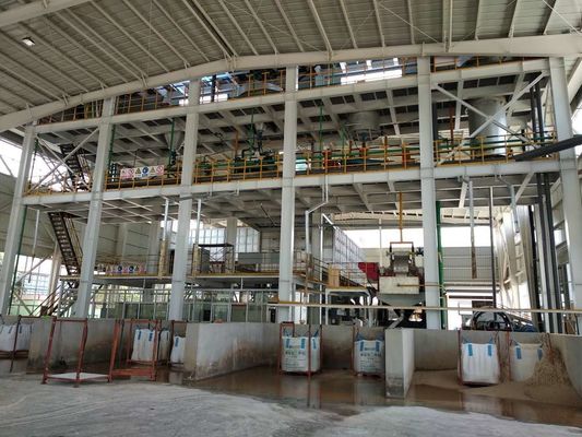 Linha de processamento de matérias-primas transformando pedras rochas e minérios em areia de grau de vidro